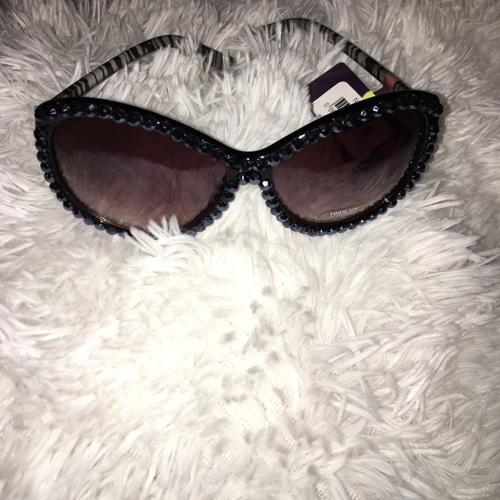 Blinged out sunglasses!!! 👓